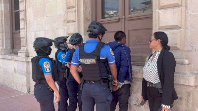 Detienen a hombre por orinar en vía pública 