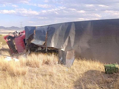 Pierde la vida trailero al volcar en carretera a Juárez