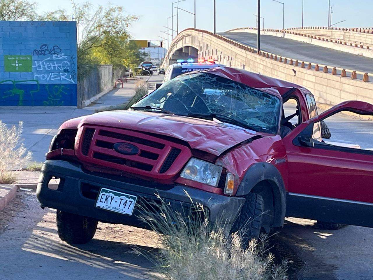 Vuelca camioneta en el Eje Vial Juan Gabriel