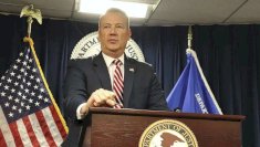 Renuncia jefe interino de ICE y supervisor del plan de deportación de Trump