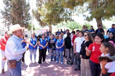 Entrega Diputado útiles escolares en escuelas de San Francisco de Conchos 