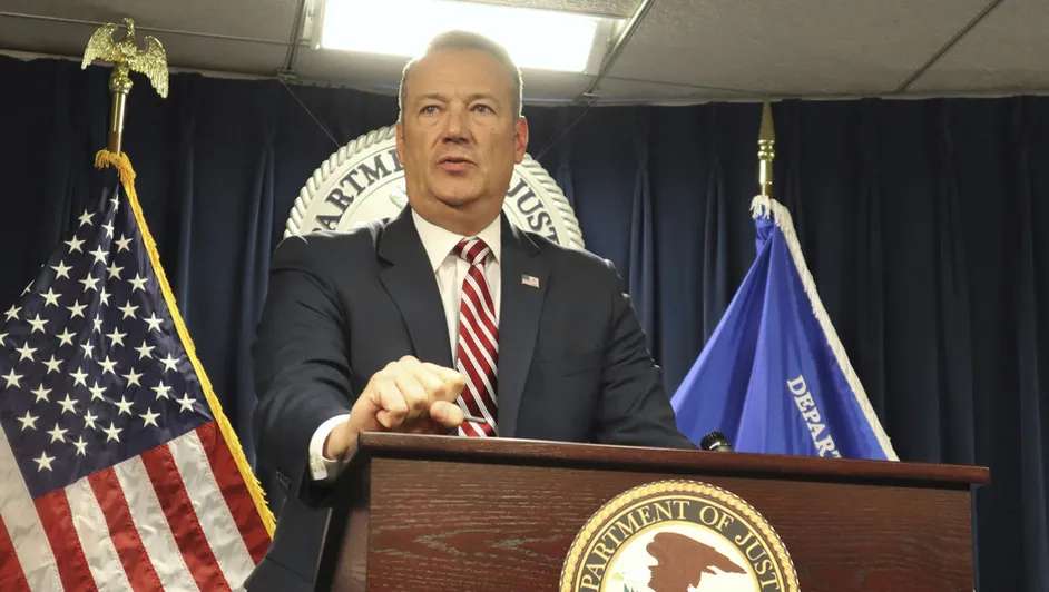 Renuncia jefe interino de ICE y supervisor del plan de deportación de Trump