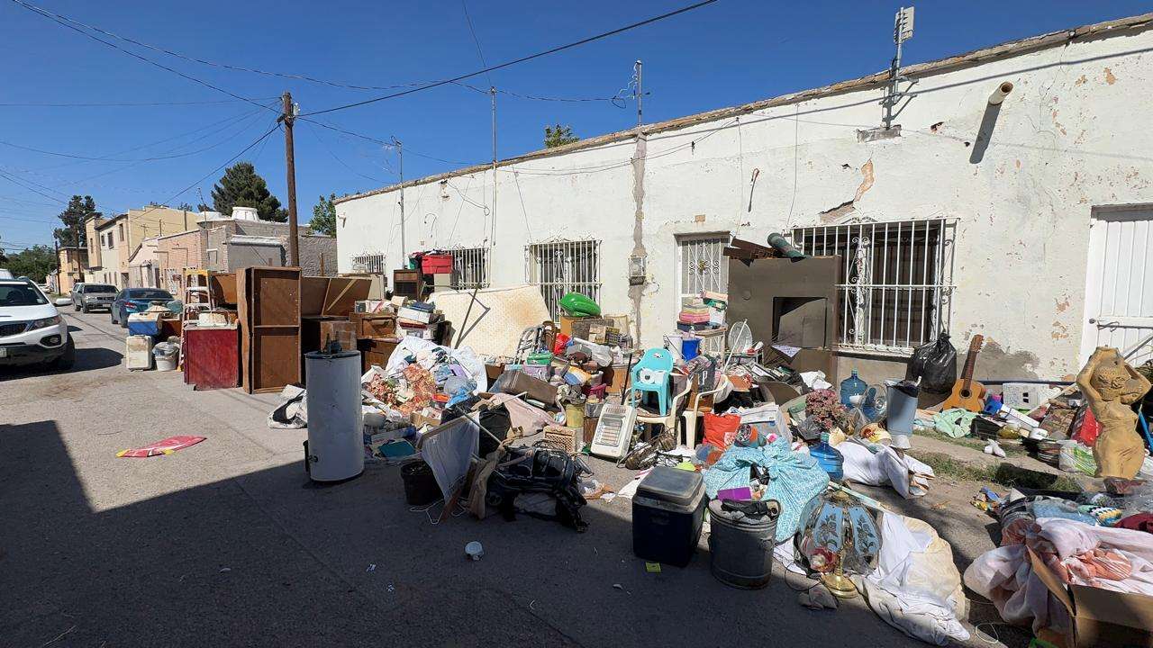 Desalojan a dos mujeres de la tercera edad en la Partido Romero; denuncian falta de documentos