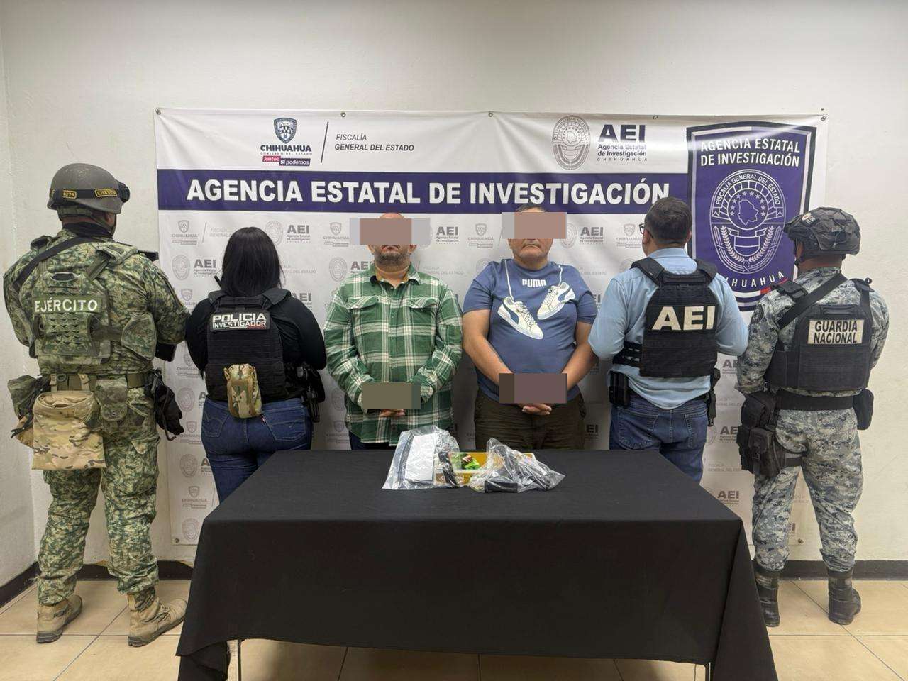 Detienen a dos hombres por posesión de arma de fuego durante cateo