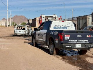 Se incendia camioneta por falla mecánica en Las Torres