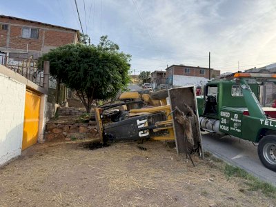 Vuelca retroexcavadora en la colonia San Rafael