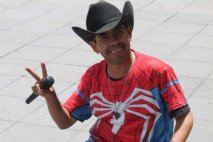 Regala Spiderman de Chihuahua playera a Beto el bailarín