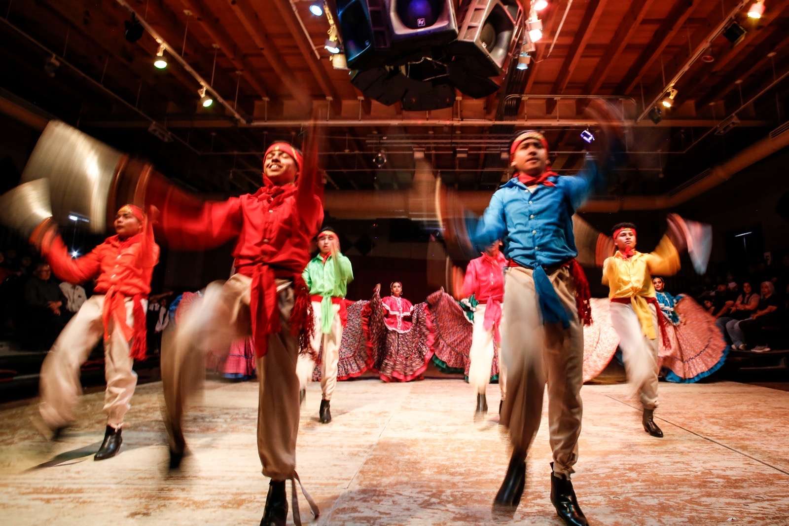 Lleno total en el espectáculo de danza Entre Mares, Valles y Selvas