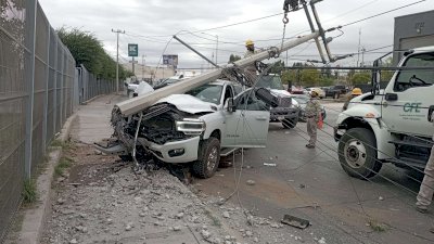 Choca contra poste y deja sin luz a la zona industrial