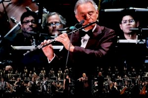 Logra Andrea Bocelli unir ópera y cumbia