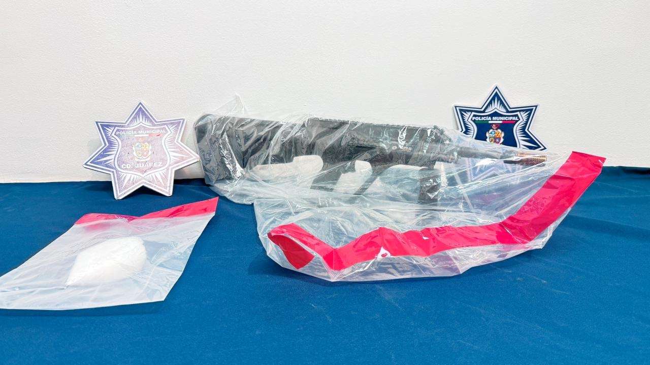 Aseguran fusil de asalto y cristal; detienen a dos