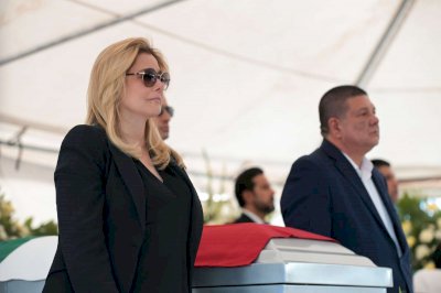 Encabeza Maru Campos honras fúnebres a agentes fallecidos de la AEI