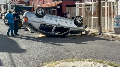 Vuelca conductor al chocar en la avenida Río Aros