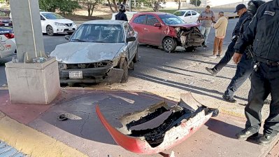 Se pasa el rojo y choca en la Francisco Villa