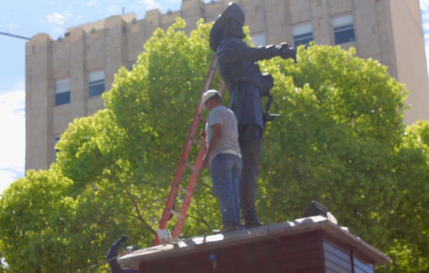 Dan mantenimiento a la estatua de Antonio Deza y Ulloa 