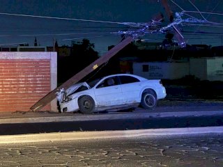 Derriba poste y provoca apagón en la colonia Veteranos 