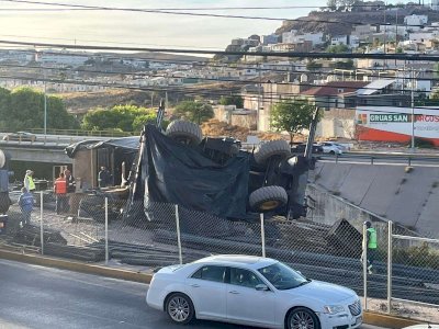 Vuelca grúa en obras de la Gaza Teófilo Borunda 
