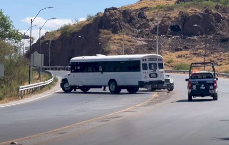 Bloquean sicarios con un camión la carretera Aldama-Ojinaga