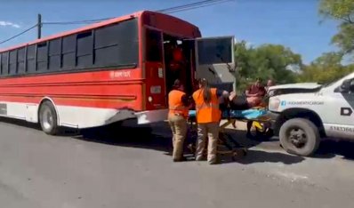 Choca camión a transporte de maquila en la Juan Pablo II; hay 9 heridos 