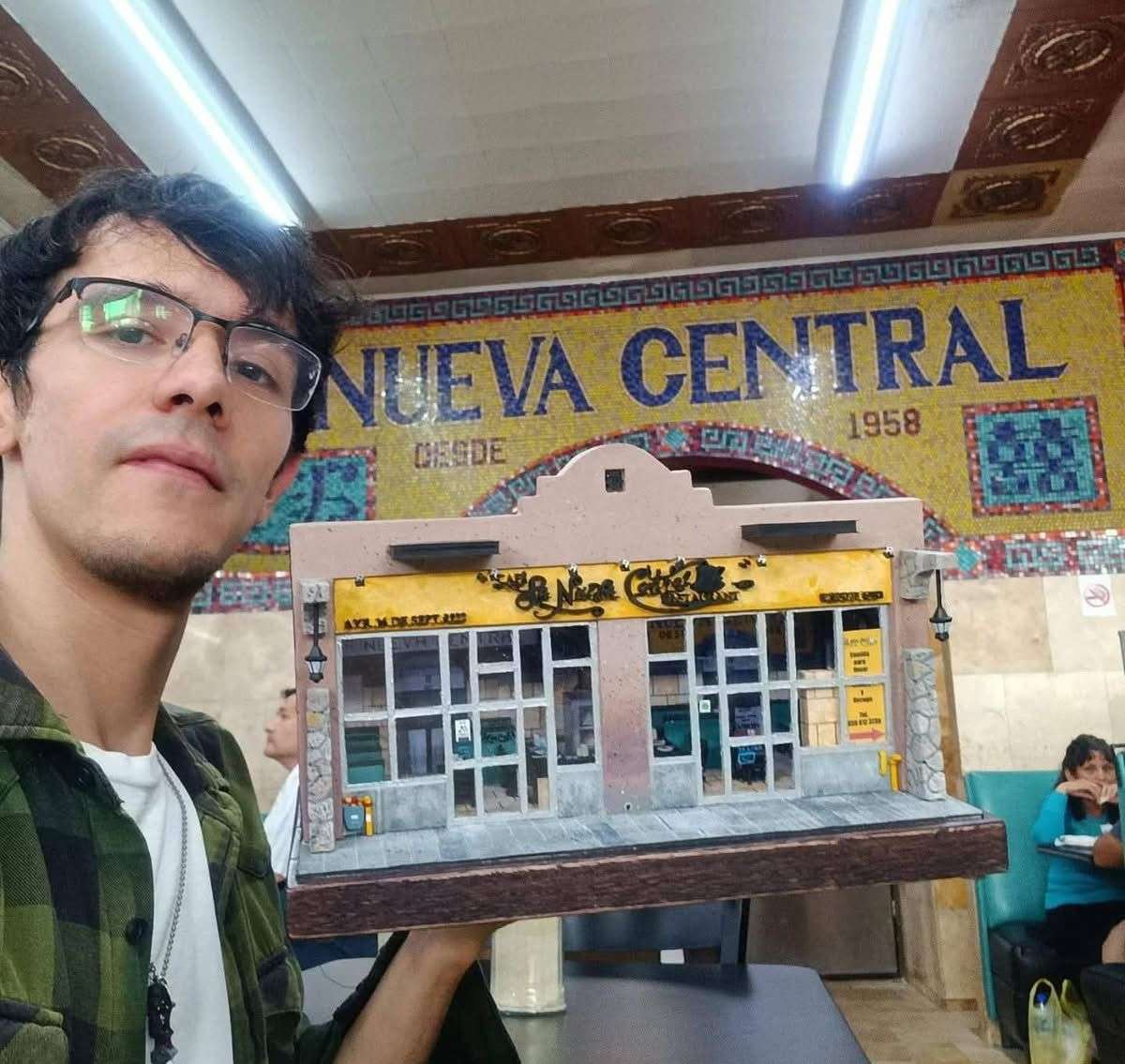Impulsa artista juarense su primera película con venta de maquetas