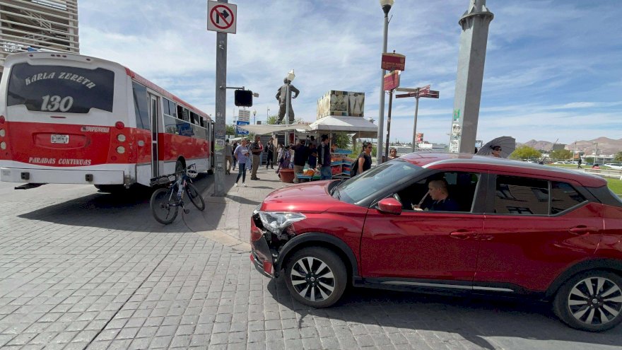 Provoca camión choque en pleno centro; denuncian anarquía vial