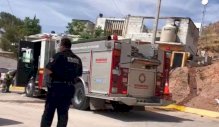 Evacúan viviendas por incendio en arroyo de la colonia Sector 3 