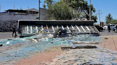 Vuelca tráiler con carga de espejos en Teófilo Borunda