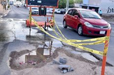 Cierran carril en la Zarco por enorme socavón 