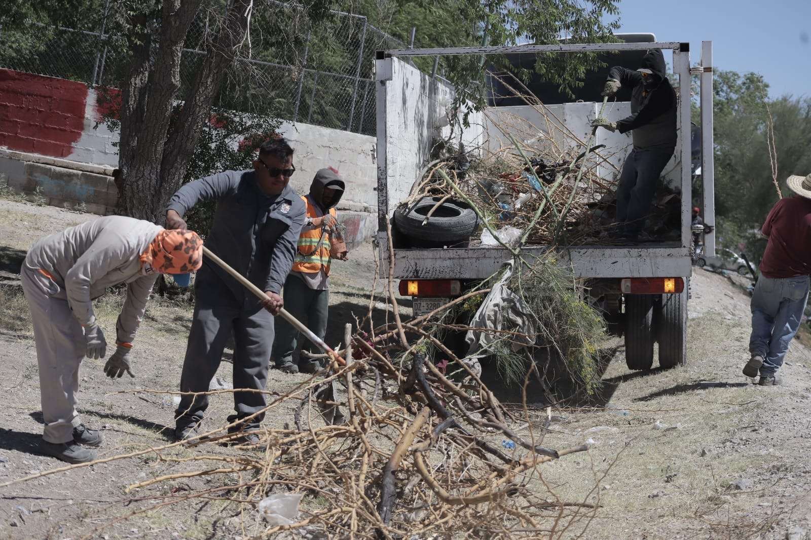 Exhortan a no arrojar basura ni ramas en los diques de la ciudad