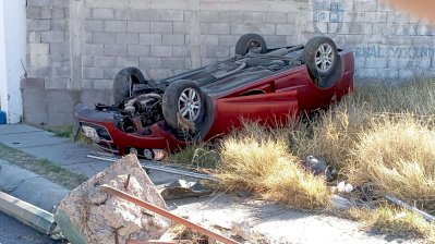 Resulta lesionada por volcadura en Cumbres 2