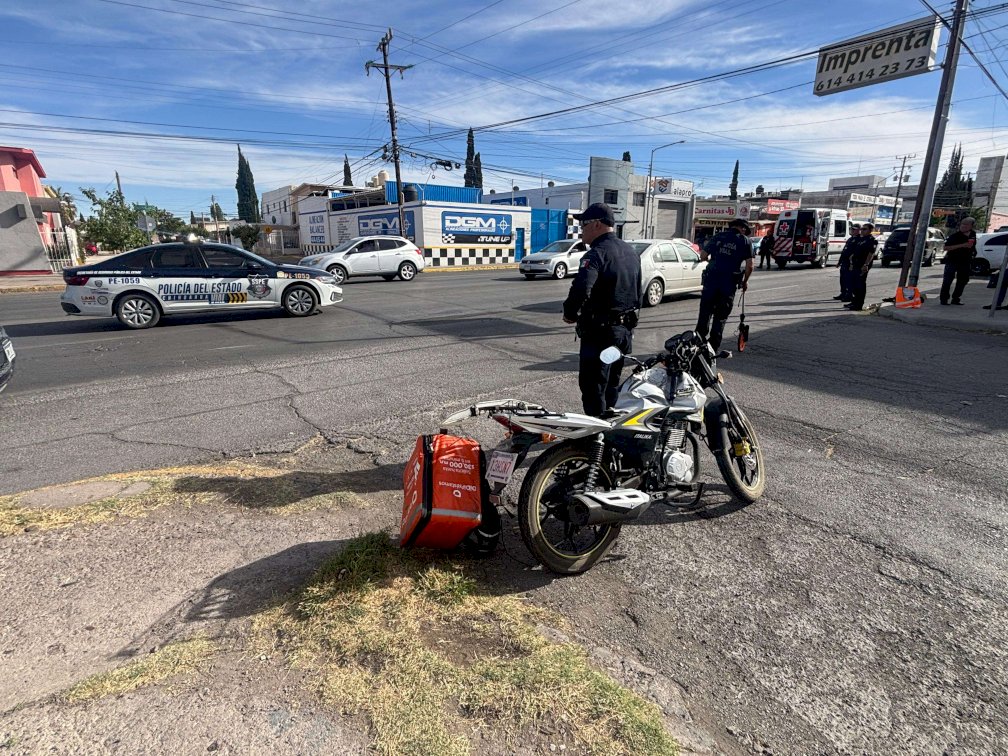 Impacta camioneta a repartidor y lo deja lesionado