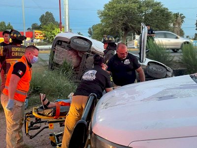 Cae conductora a zanja de 3 metros tras evitar choque