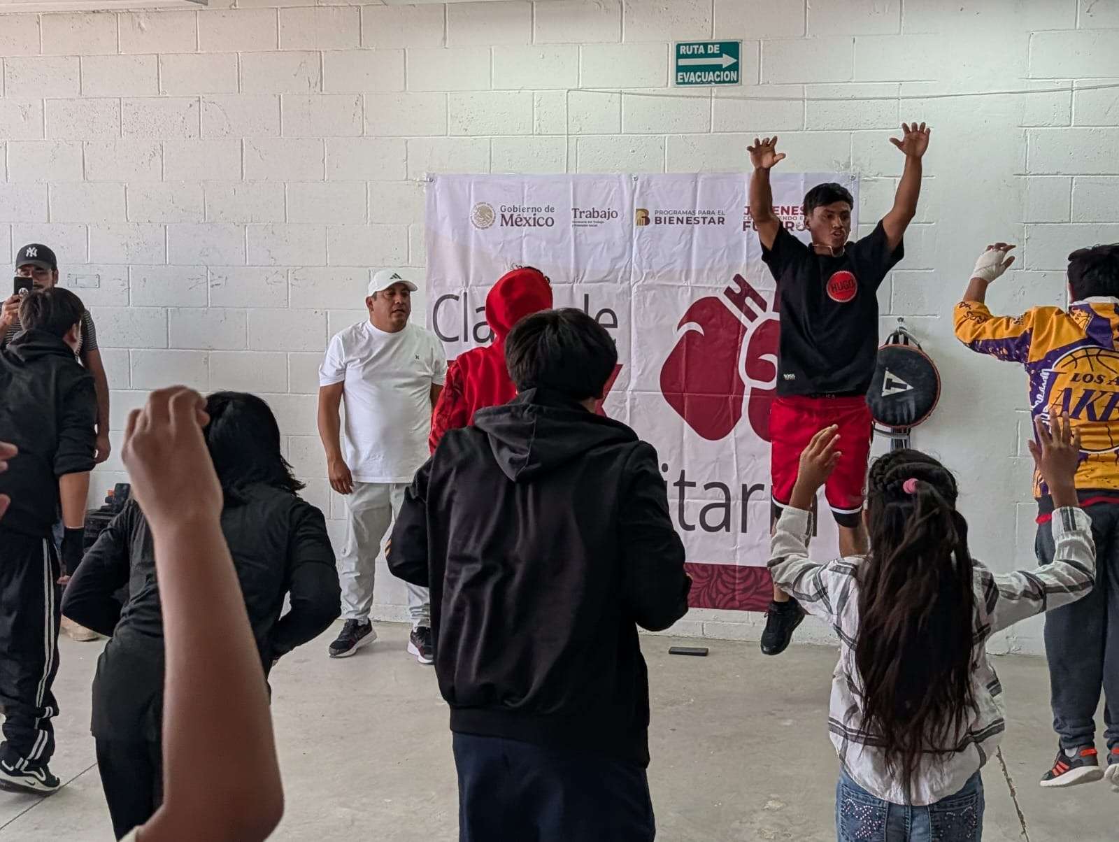 Imparten clase de box comunitaria para jóvenes en Riberas