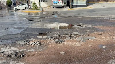 Colapsa pavimento por fuga de agua en la avenida Mirador