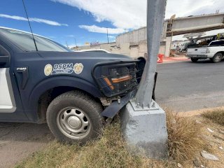 Choca patrulla municipal contra poste en Chihuahua 2000