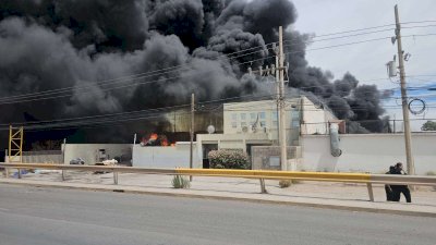 Arde recicladora de plásticos al sur; cierran la Juan Pablo II