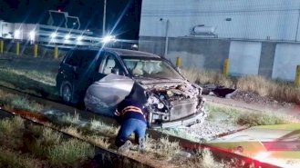Busca ganarle el paso al tren y termina arrastrada por la vía