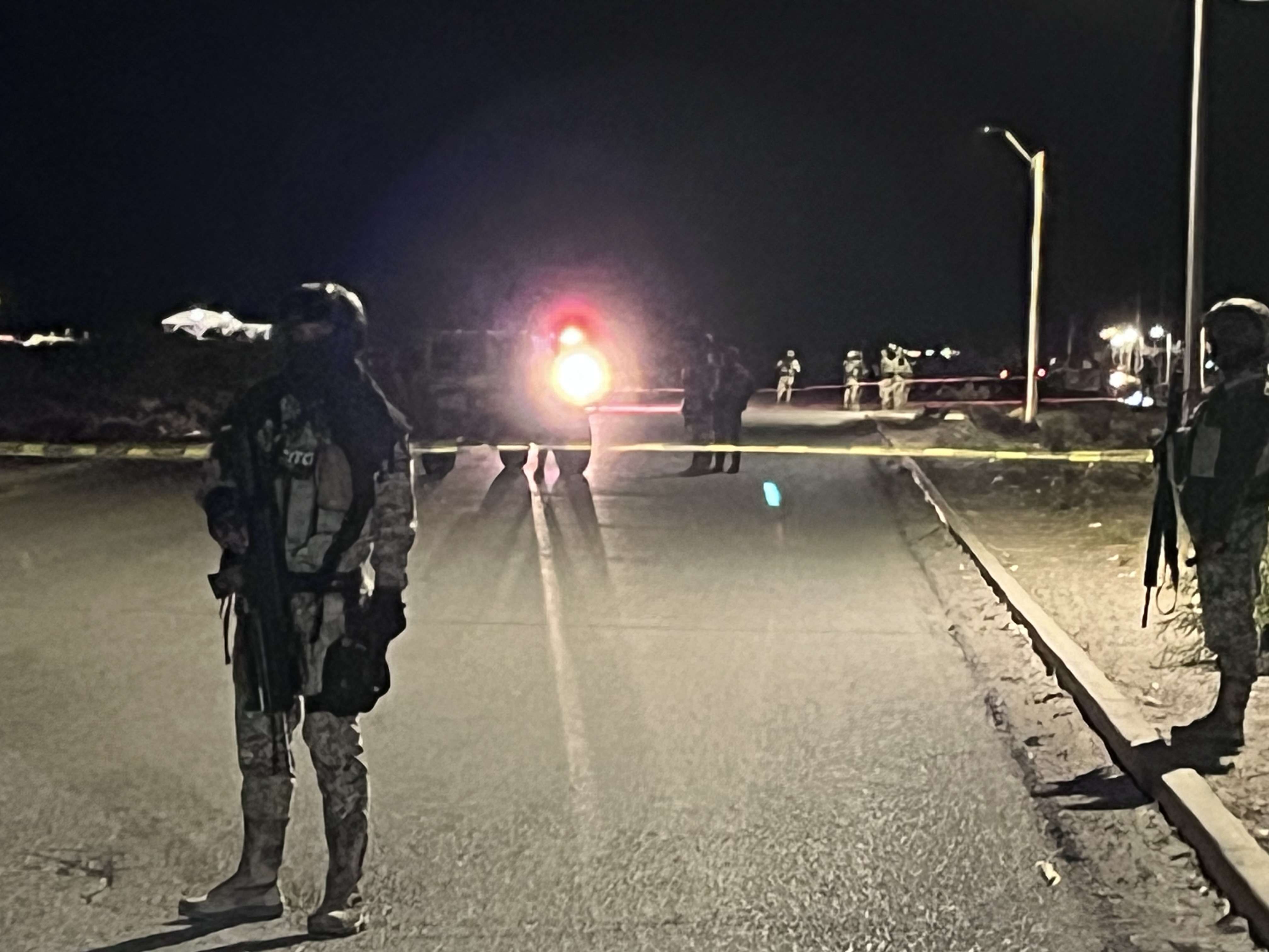 Encuentran a hombre muerto envuelto en cobija azul