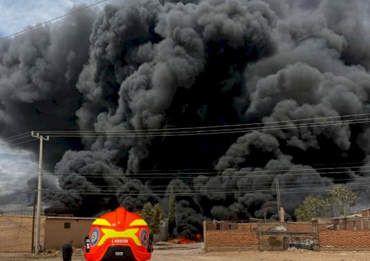 Emiten alerta por humo tras controlar incendio en recicladora