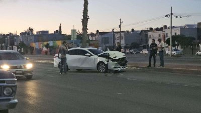 Destroza su auto tras chocar contra pick up en el Perijuv