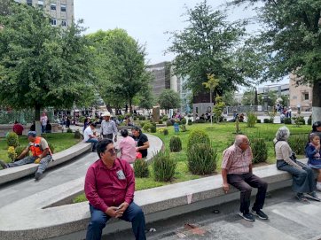 Disfrutan chihuahuenses del domingo en el centro de la ciudad