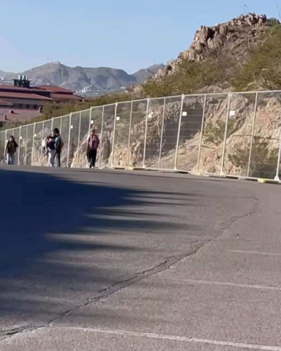 Instalan vallas en el Sun Bowl Stadium previo a concierto de BTS