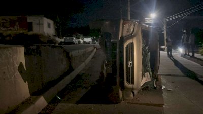 Vuelca auto en la Lealtad II; esperan 6 horas la llegada de Vialidad