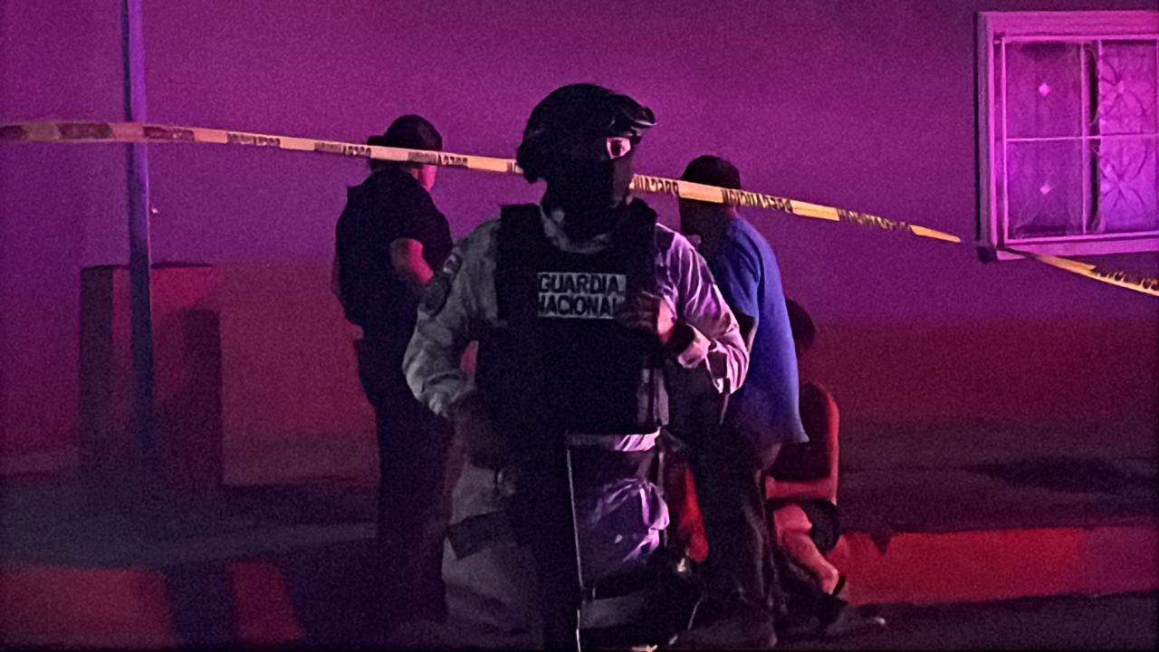 Asesinan a hombre a balazos en la colonia Galeana; responsables huyen en vehículo gris