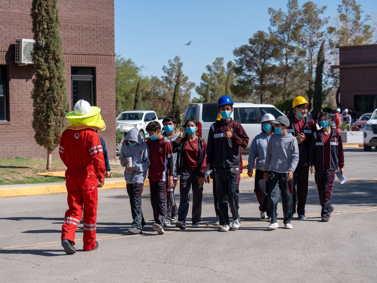 Reciben alumnos recorrido educativo en planta tratadora