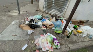 Dejan esparcida basura en una esquina de la calle Trías 