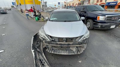 Impacta conductora a motociclista en glorieta de la Silvestre Terrazas