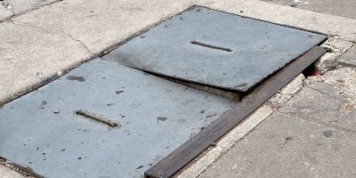 Piden reparación de tapa de registro dañada en el centro 