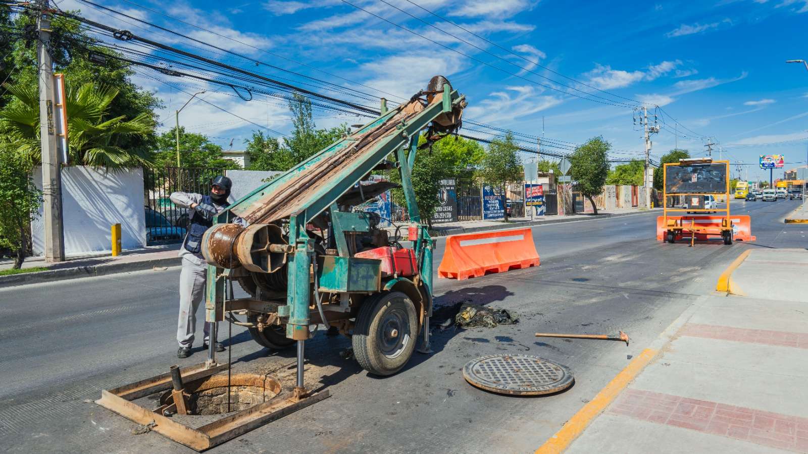 Trabajan en limpieza de colector sobre la avenida Teófilo Borunda