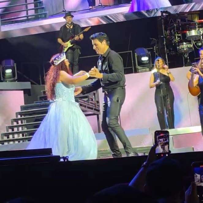 Cumple Meche su sueño y baila con Chayanne